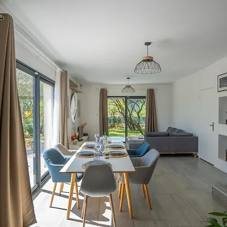 Air-conditioned House With Garden And Heated Pool Villa *
