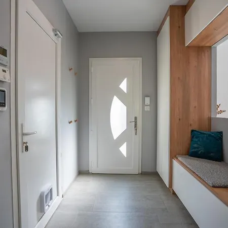 Air-conditioned House With Garden And Heated Pool Villa *