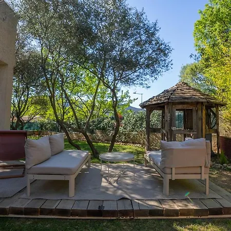Air-conditioned House With Garden And Heated Pool Villa *